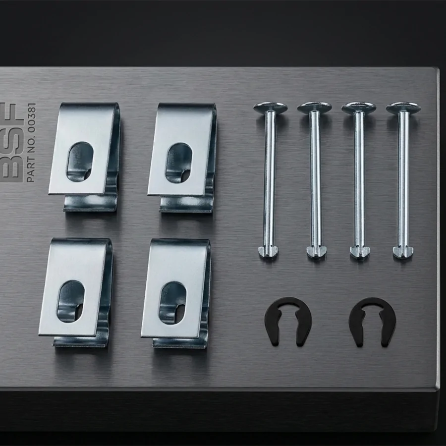 Kit de accesorios de fijación para freno de tambor Nissan Navara D23 con pasadores, grapas y clips sobre fondo técnico.