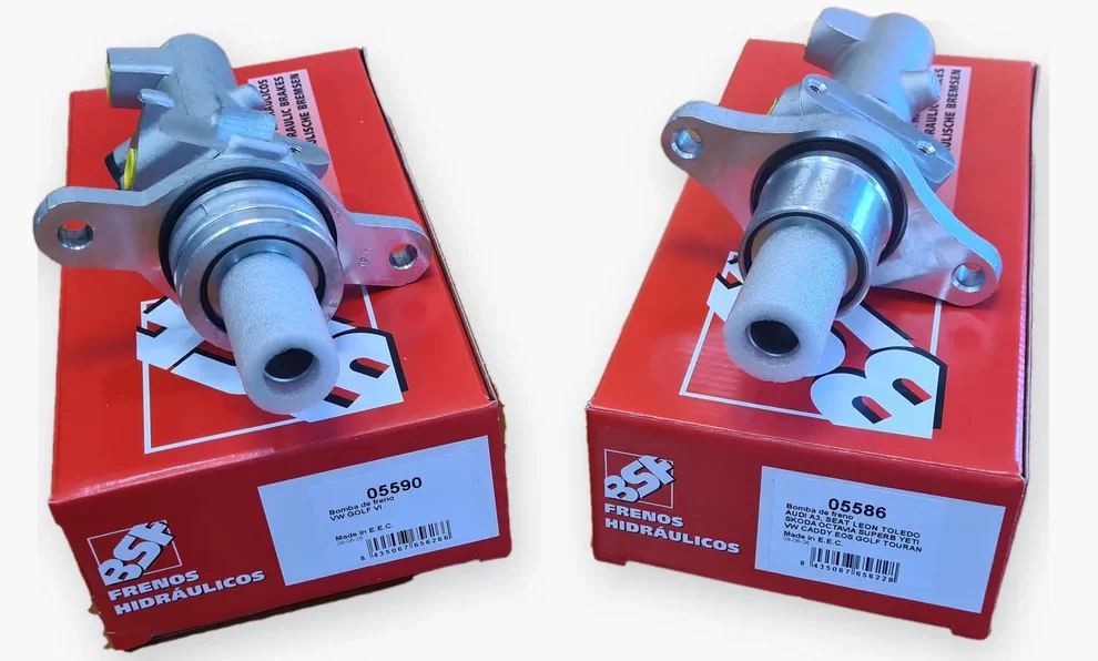 Bombas de freno BSF 05586 y 05590 con alojamiento para sensor de luz de freno, en su caja