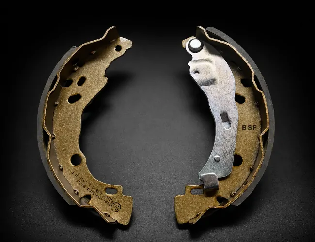 Mordaza de freno BSF referencia 01696 compatible con Renault Clio, sobre fondo degradado